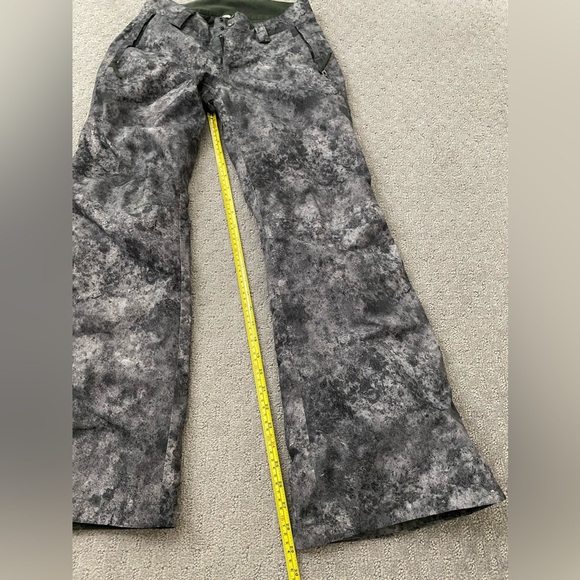 Women’s Northface Gray Camo Snowpants - Picture 10 of 11
